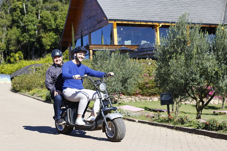 Olivas de Gramado presenteia os pais com passeio de Scooter Elétrica