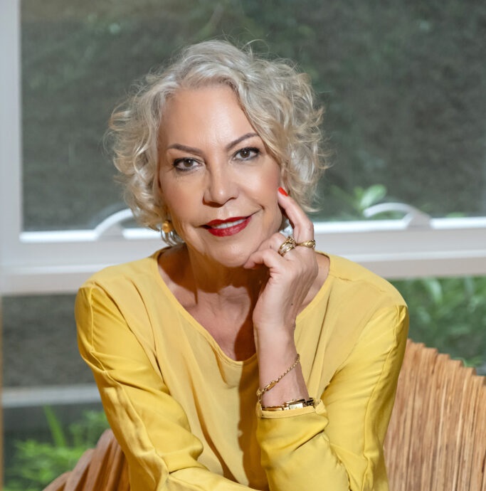 Maria Clara Lain promove sessão de autógrafos de seu primeiro livro, “Laços com a Poesia”