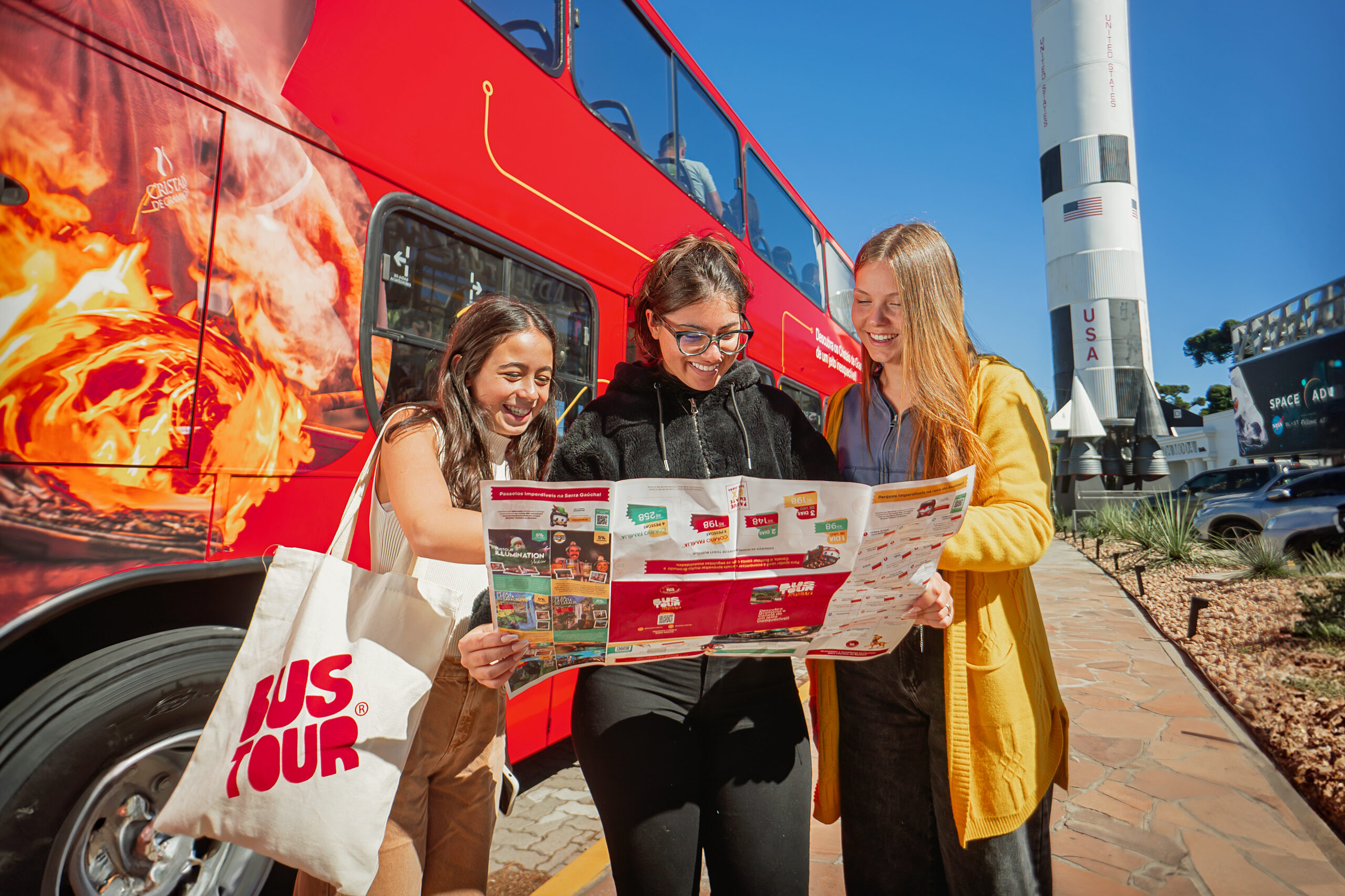 Bustour promove ação especial em homenagem ao Mês das Crianças