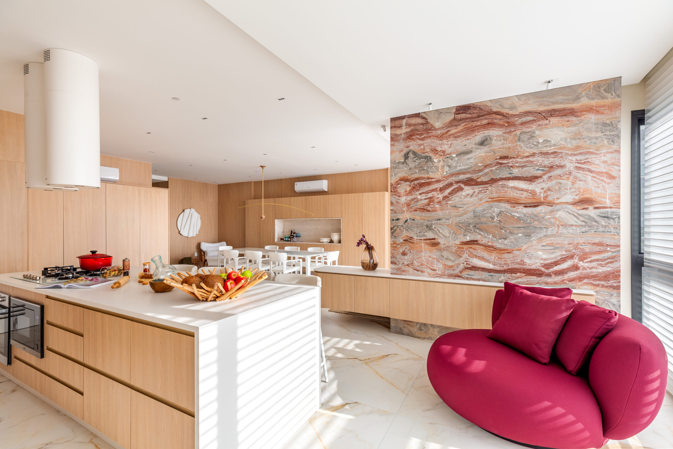 Luxo com essência praiana: apartamento assinado com vista mar que é sucesso em mostra de design é colocado à venda por R$ 6,9 milhões, em SC