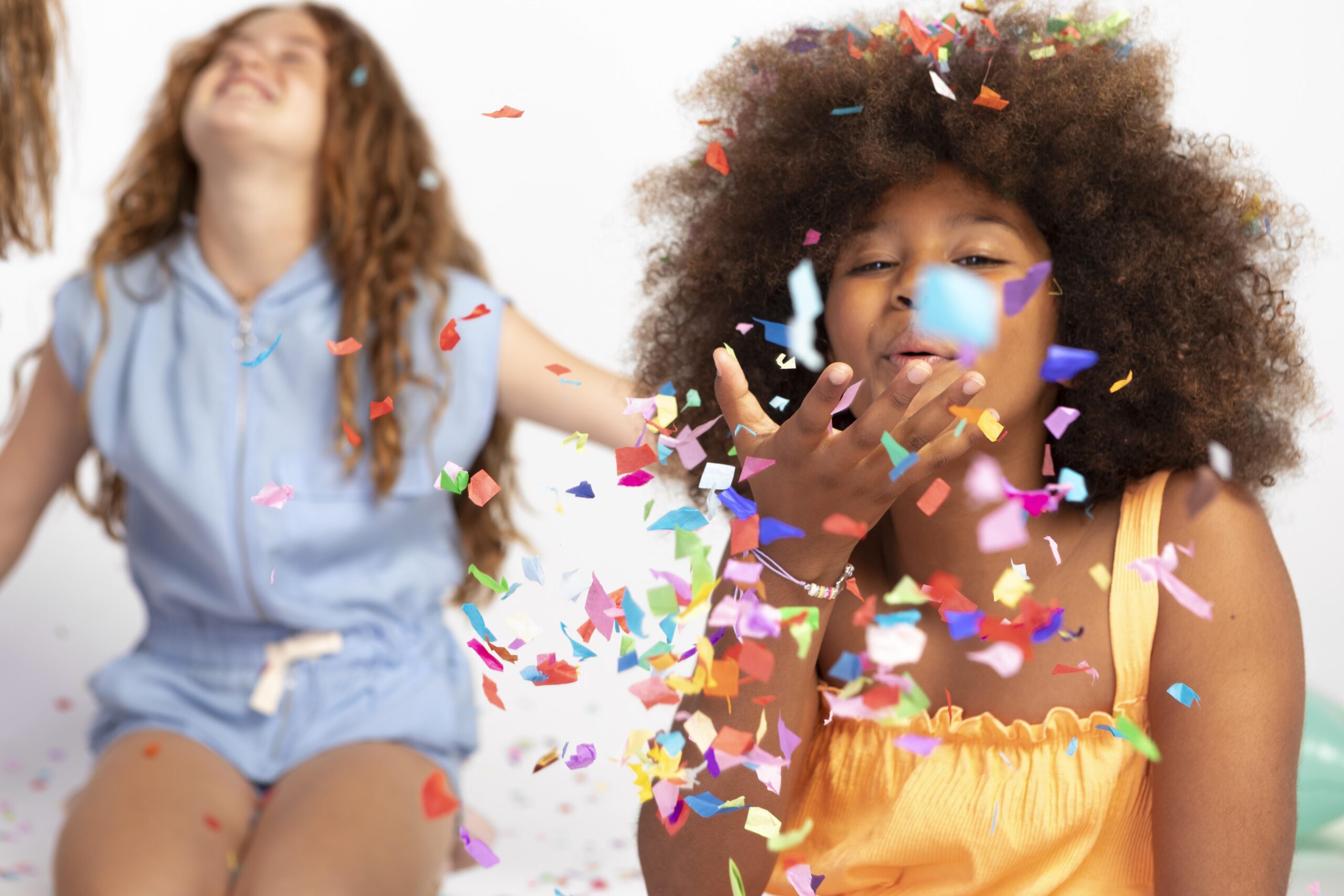 Brincar e construir: fantasias artesanais e atividades lúdicas dão ritmo à folia infantil